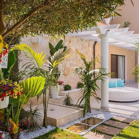 Private Modern In Villa Taormina