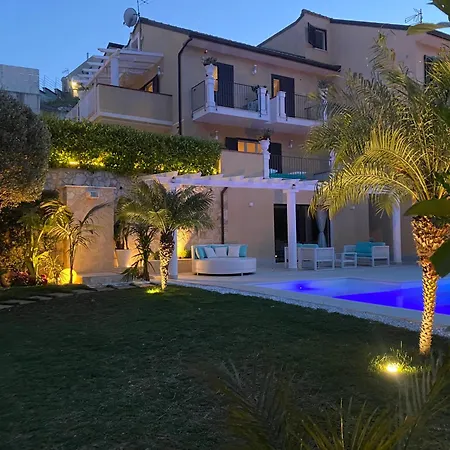 Private Modern In Villa Taormine